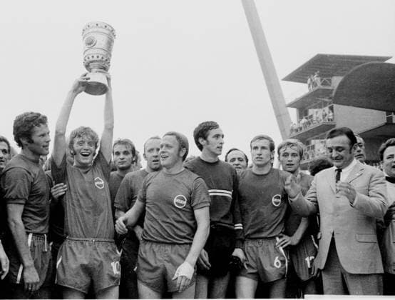 DFB - Pokalfinale Offenbacher Kickers - 1. FC Köln 29.8.1970 Offenbacher Kickers mit Pokal v.l.: Hans Reich, Winfried Schäfer (m. Pokal), Klaus Winkler, Horst Gecks, Josef Weilbächer, TW Karlheinz Volz, Egon Schmidt, Helmut Nerlinger und Präsident Horst Gregorio Canellas HM