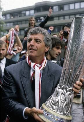 Erich Ribbeck (Bayer Leverkusen) mit dem UEFA - Cup 19.5.1988 beim Umzug durch Leverkusen HM