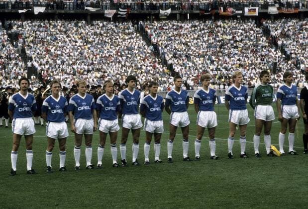 Pokalfinale 1988. Die Mannschaft des VFL Bochum vor dem Spiel, v.li.: Walter Oswald, Uwe Leifeld, Andrzej Iwan, Frank Heinemann, Josef -Jupp- Nehl, Michael Rzehaczek, Thorsten Legat, Martin Kree, Rob Reekers, Torwart Ralf Zumdick, Lothar Woelk. HM