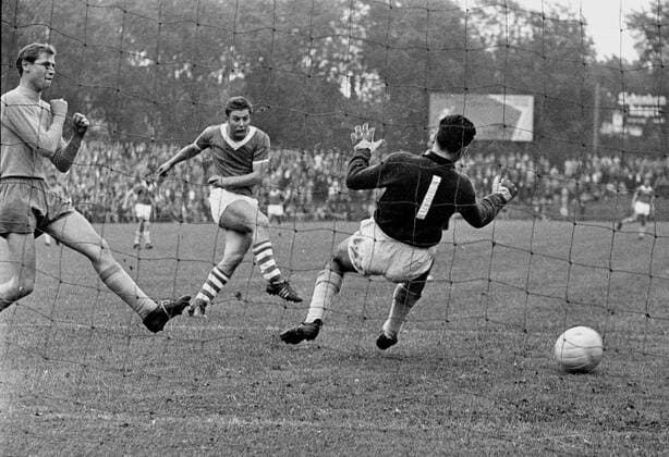 Intertoto FC Schalke 04 - Chaux de Fonds Manfred Kreuz erzielt Tor gegen Torwart Leo Eichmann HM