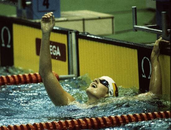 Olympiade 1988 in Seoul Die sechsfache Goldmedaillengewinnerin Kristin Otto (DDR) jubelt im Wasser HM
