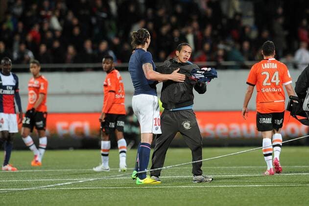 Zlatan Ibrahimovic (PSG) donne son maillot a un jeune supporter streaker FOOTBALL : Lorient vs PSG - Ligue 1 - 21 03 2014 N.LeGouic FEP Panoramic 