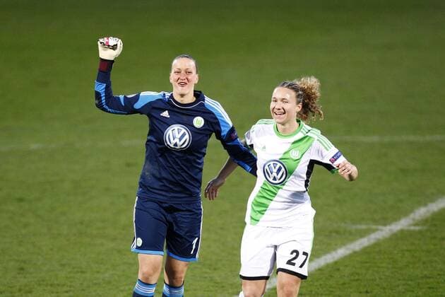 23.03.2014, VfL Stadion am Elsterweg, Wolfsburg, Frauenfussball, Champions-League, Viertelfinale, Hinspiel, VfL Wolfsburg (GER) vs FC Barcelona (ESP), im Bild Almuth Schult (1, VfL Wolfsburg, li.) und Josephine Henning (27, VfL Wolfsburg) freuen sich über das 3:0 für Wolfsburg GER, CL, VfL Wolfsburg (GER) vs FC Barcelona (ESP)
