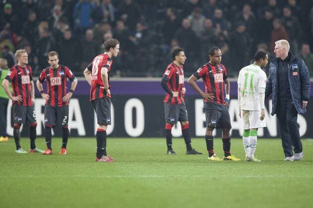 Die Berliner Spieler lassen die Köpfe hängen, Frust, Aerger (Ã Ärger), ratlos. v.l.n.r.: Johannes VAN DEN BERGH (B), Peter PEKARIK (B), Peter NIEMEYER (B), Änis BEN-HATIRA (Ã nis) (B) und RONNY (B) im Gespraech mit seinem Bruder RAFFAEL Caetano de Araujo (MG, re.). Ganz rechts Co-Trainer Rob REEKERS (B). Fussball 1. Bundesliga, 26. Spieltag, Borussia Moenchengladbach (MG) - Hertha BSC (B), 3:0, am 22.03.2014 in Moenchengladbach (Mönchengladbach) Deutschland. Â