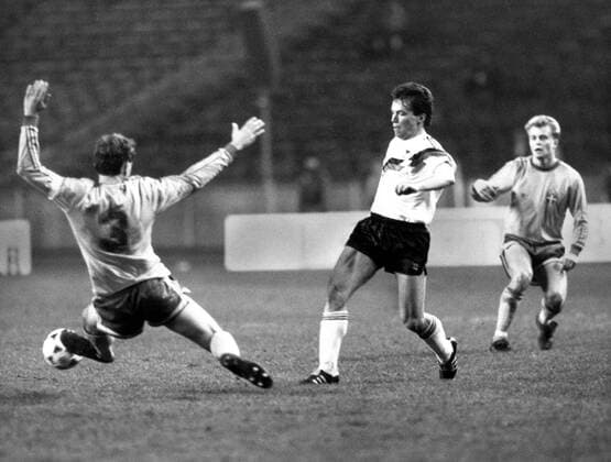 Vierländerturnier in Berlin, BR Deutschland - Schweden: Glenn Hysen (li., Schweden) klärt vor Lothar Matthäus (BRD), re.: Jonas Thern (Schweden)