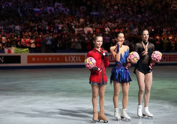 (140329) -- SAITAMA, March 29, 2014 (Xinhua) -- Julia Lipnitskaia of Russia, Mao Asada of Japan and Carolina Kostner of Italy (From L to R) pose for photos during the awarding ceremony for the Lady s event of the International Skating Union s (ISU) World Figure Skating Championships in Saitama, Japan, March 29, 2014. Mao Asada titled the event with a total score of 216.69 points. (Xinhua Stringer) (SP)JAPAN-SAITAMA-ISU WORLD FIGURE SKATING CHAMPIONSHIPS 