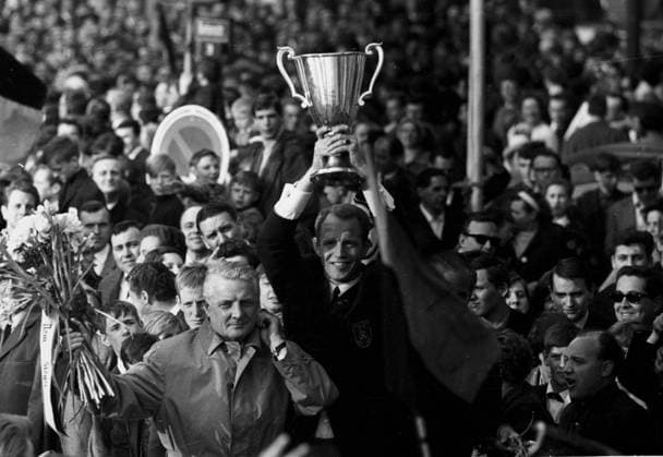 Borussia Dortmund Europapokalsieger 1966 Ankunft in Dortmund. Wolfgang Paul mit Pokal. Li: Tr. Willi Multhaup. HM