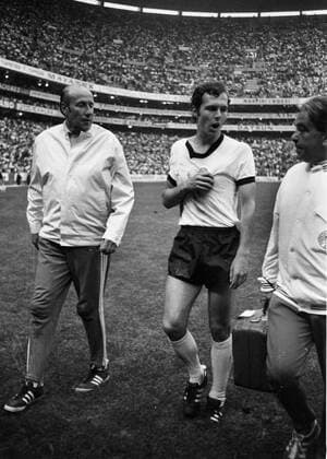 Franz Beckenbauer. Weltmeisterschaft 1970 in Mexico. Deutschland - Italien 17.6.1970. Beckenbauer verletzt. Li: Bundestrainer Helmut Schön. HM