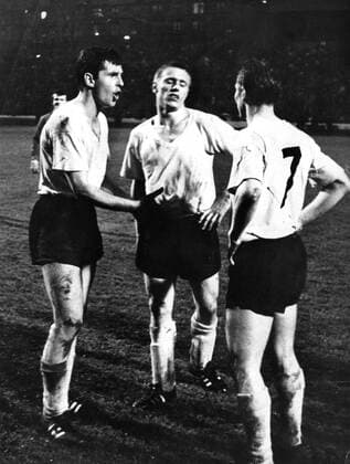 Europacup der Pokalsieger 1966: Borussia Dortmund - FC Liverpool 2:1 n.V. am 5.5.1966 in Glasgow. Die Dortmunder in der Verlängerungspause. V.l. Lothar Emmerich, Sigfried -Sigi- Held u. Reinhard -Stan- Libuda. HM