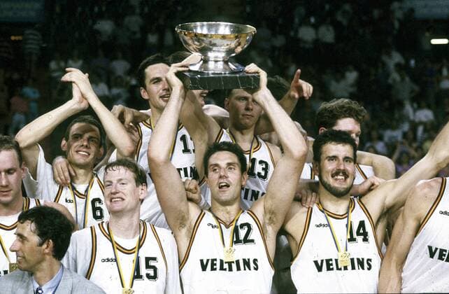 EuroBasket 2022, DBB, Historie, EM - Historie Basketball Europameisterschaft 1993. Kapitän Hansi Gnad (Deutschland) präsentiert den Pokal, daneben u.a. Henrik Rödl, Michael Koch, Jens Kujawa. Aufn. 4.9.1993. HM