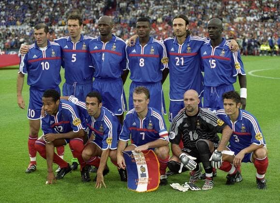 Europameisterschaft 2000 Mannschaft Frankreich vor dem Finale, hi.v.li.: Zinedine Zidane, Laurent Blanc, Patrick Vieira, Marcel Desailly, Christophe Dugarry, Lilian Thuram, vorn: Thierry Henry, Youri Djorkaeff, Didier Deschamps, Torwart Fabien Bartheu und Bixente Lizarazu HM