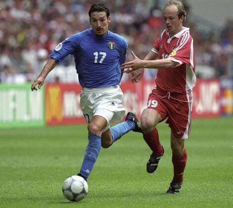 FB - EM 2000 Tuerkei - Italien 1:2 Gianluca Zambrotta in Aktion vor Abdullah HM