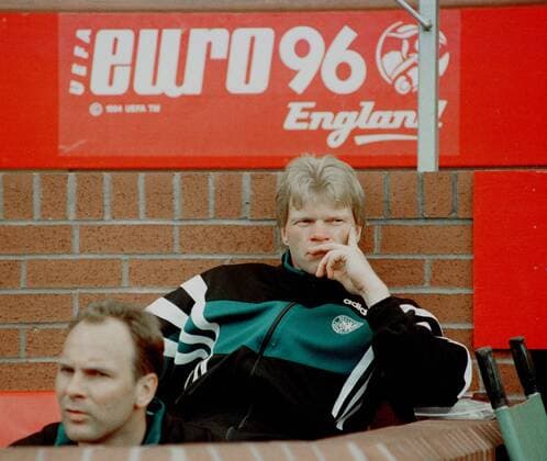 Europameisterschaft 1996: Deutschland - Kroatien vom 23.6.1996: Oliver Kahn einsam auf der Reservebank, vorne Oliver Reck HM