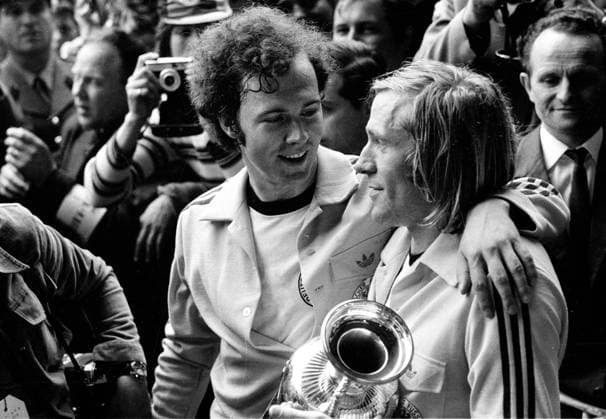 EM72 Finale Deutschland-UdSSR 3:0 in Brüssel Franz Beckenbauer und Günter Netzer mit Pokal HM
