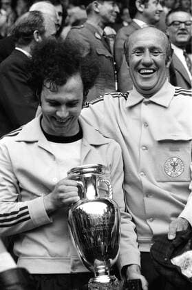EM72 Finale Deutschland-UdSSR 3:0 in Brüssel Franz Beckenbauer und Bundestrainer Helmut Schön mit dem Pokal HM
