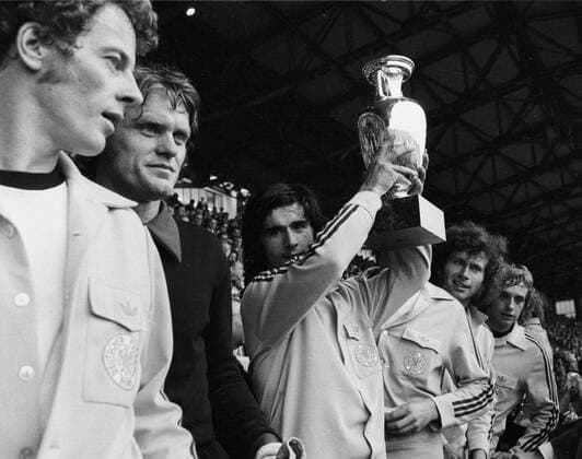 EM72 Finale Deutschland-UdSSR 3:0 in Brüssel , Siegerehrung Gerd Müller mit dem Europameister-Pokal. v.l: Herbert -Hacki- Wimmer, Sepp Maier, Gerd Müller, Paul Breitner und Erwin Kremers HM
