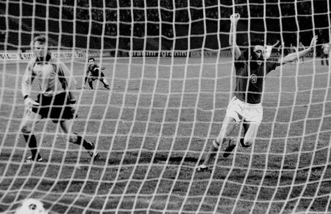 Fußball, EM Finale 1976 in Belgrad, Tschechoslowakei - Deutschland 5:3 i. E EM1976 Finale Deutschland-CSSR 3:5 im Elfmeterschießen Antonin Panenka jubelt nachdem er den entscheidenden 11er verwandelt hat. Torwart Sepp Maier (lks.) geschlagen HM