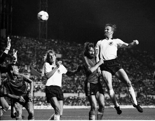 EM 80 Finale Deutschland-Belgien 2:1 in Rom Siegtor durch Horst Hrubesch gegen Luc Millecamps, 2.v.li. Bernd Schuster HM