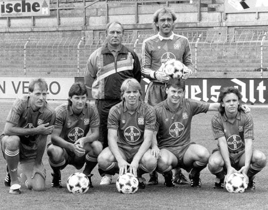 Vorstellung der neuen Spieler bei Bayer Uerdingen, hi.v.li.: Trainer Rolf Schafstall, Torwart Siegfried Grüninger; vo.v.li.: Gerhard Kleppinger, Manfred Hellmann, Horst Steffen, Angelo Nijskens, Christian Dondera