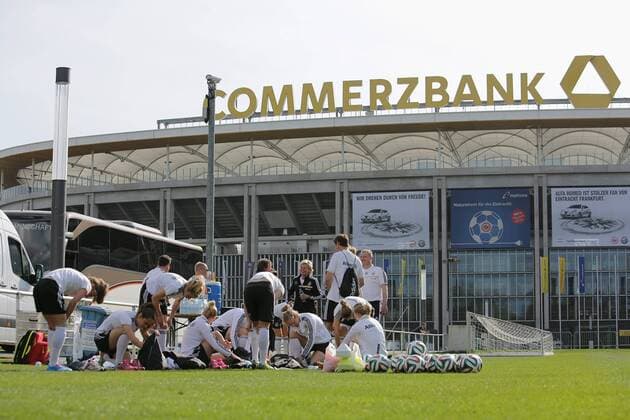 02.04.2014, xjfx, Fussball Fussballnartionalteam Frauen, Fototermin, v.l. Deutsche Fussball Nationalmanschaft Damen trainiert in der Commerzbank Arena.