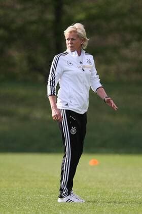 02.04.2014, xjfx, Fussball Fussballnartionalteam Frauen, Fototermin, v.l.Trainerin Silvia Neid (Deutsche Fussball Nationalmanschaft Damen) gibt Anweisungen, gestikuliert, mit den Armen gestikulieren gives instructions, gesticulate.