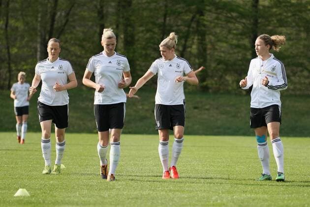 02.04.2014, xjfx, Fussball Fussballnartionalteam Frauen, Fototermin, v.l. Deutsche Fussball Nationalmanschaft Damen trainiert in der Commerzbank Arena.