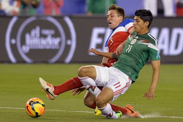 PHOENIX, USA - APRIL 2: Alan Pulido (D) (Mexico) and Matt Besler (I) (USA), 02.04. 2014 in Phoenix, USA . (Foto: JAM MEDIA) USA vs Mexico 
