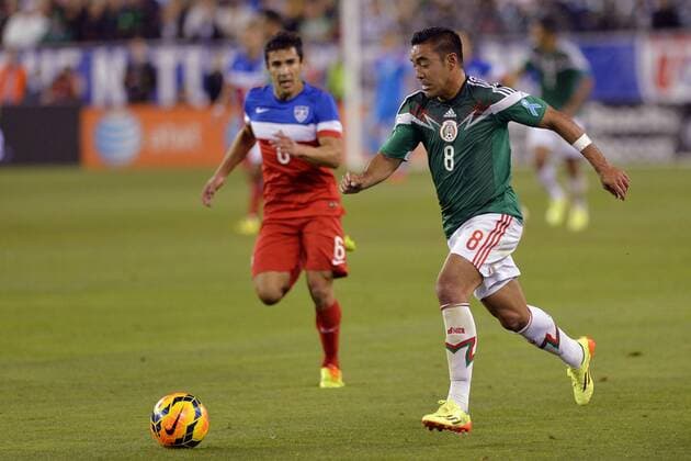 PHOENIX, USA - APRIL 2: Marco Fabian de la Mora (D) (Mexico) and Steve Cherundolo (I) (USA), 02.04. 2014 in Phoenix, USA . (Foto: JAM MEDIA) USA vs Mexico 