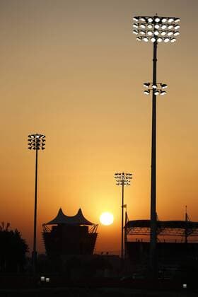 Motorsports: FIA Formula One World Championship 2014, Grand Prix of Bahrain, sunset, Sonnenuntergang, Abendstimmung, Abendrot, evening mood, floodlight, Flutlicht, lighting, Beleuchtung xHOCHxZWEIx