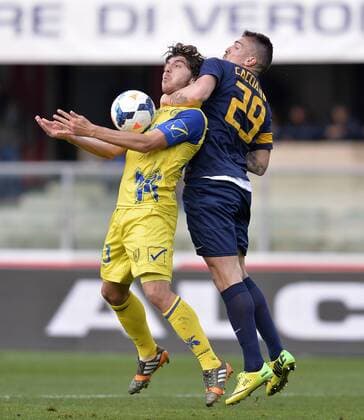 Verona s Fabrizio Cacciatore (R) vies with Chievo s Alberto Paloschi during the Italian Serie A football match in Verona, Italy, April 5, 2014. Verona won the match 1-0. (Xinhua Alberto Lingria) (SP)ITALY-VERONA-SOCCER-SERIEA 