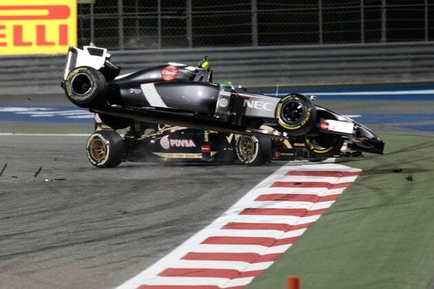FORMEL 1 - GP von Bahrain SAKHIR,BAHRAIN,06.APR.14 - MOTORSPORT, FORMEL 1 - Grand Prix von Bahrain, Bahrain International Circuit. Bild zeigt Esteban Gutierrez (MEX Sauber) und Pastor Maldonado (VEN Lotus). Keyword: Unfall. 