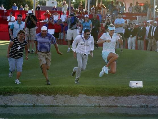 April 06, 2013: Lexi Thompson jumps into Poppy s Pond after winning the Kraft Nabisco Championship at Mission Hills Country Club in Rancho Mirage, California. LPGA Golf Damen 2014: Kraft Nabisco Championship APR 06 - ZUMAcb8
