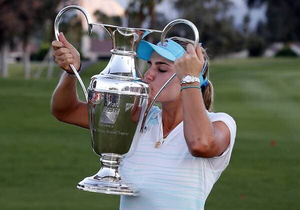 April 06, 2013: Lexi Thompson kisses the winner s trophy after winning the Kraft Nabisco Championship at Mission Hills Country Club in Rancho Mirage, California. LPGA Golf Damen 2014: Kraft Nabisco Championship APR 06 - ZUMAcb8