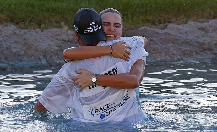 April 06, 2013: Lexi Thompson celebrates with her caddie after jumping into Poppy s Pond after winning the Kraft Nabisco Championship at Mission Hills Country Club in Rancho Mirage, California. LPGA Golf Damen 2014: Kraft Nabisco Championship APR 06 - ZUMAcb8