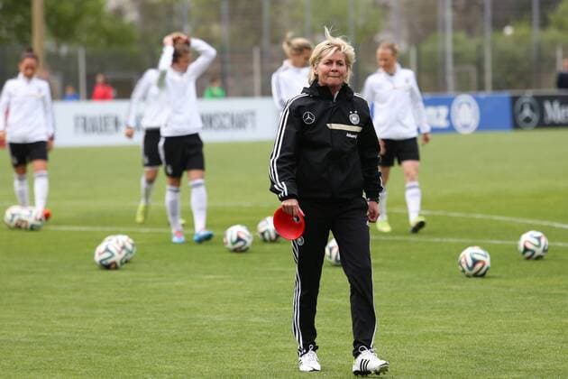 Fussball, Deutsche Frauenfußball-Nationalmannschaft, Öffentliches Training, Silvia Neid (Trainerin, Deutschland) bereitet das Training vor, xozx
