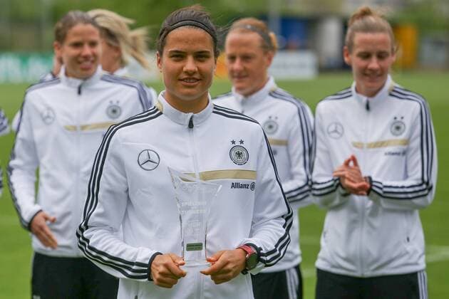 Fussball, Deutsche Frauenfußball-Nationalmannschaft, Öffentliches Training, Dzsenifer Marozsan (Deutschland) wird als beste Spielerin beim Algarve Cup 2014 ausgezeichnet, xozx