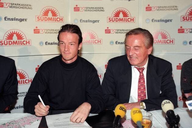 Fredi Bobic (li.) unterzeichnet seinen Vertrag beim VfB Stuttgart, re.: Präsident Gerhard Mayer-Vorfelder