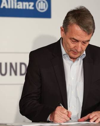 Fussball, Zukunft der Frauen-Bundesliga, Pressekonferenz, Wolfgang Niersbach (DFB-Präsident) unterzeichnet den Vertrag mit dem Ligasponsor Allianz, xozx