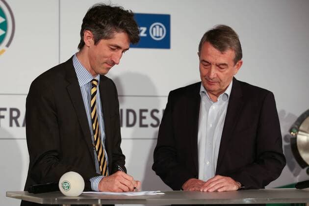 Fussball, Zukunft der Frauen-Bundesliga, Pressekonferenz, v.li.: Bernd Heinemann (Allianz, Vorstand) und Wolfgang Niersbach (DFB-Präsident) bei der Unterzeichnung des Vertrages, xozx