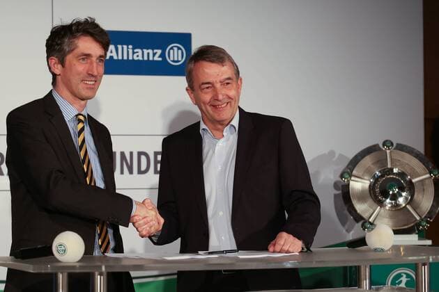 Fussball, Zukunft der Frauen-Bundesliga, Pressekonferenz, v.li.: Bernd Heinemann (Allianz, Vorstand) und Wolfgang Niersbach (DFB-Präsident) bei der Unterzeichnung des Vertrages, Handshake, Handschlag, xozx