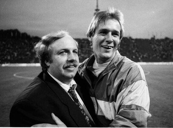 FC Bayern München - Bayer Leverkusen 21.10.1989 (0:1). Trainer Jürgen Gelsdorf (re.) und Manager Reiner Calmund (beide LEV). HM