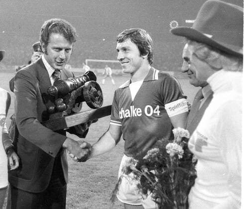 FC Schalke 04 - Porto UEFA-Pokal Kicker-Redakteur Dieter Ueberjahn überreicht Klaus Fischer die Torjägerkanone HM