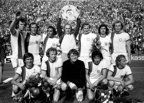 Fußball, FC Bayern München, Deutscher Meister 1973 FC Bayern München Deutscher Meister 1973, hi.v.li.: Franz Beckenbauer, Franz -Bulle- Roth, Franz Krauthausen, Trainer Udo Lattek, Hans Georg -Katsche- Schwarzenbeck, Gerd Müller, Uli Hoeneß, vorn: Wilhelm Hoffmann, Johnny Hansen, Torwart Sepp Maier, Edgar Schneider, Bernd Dürnberger HM