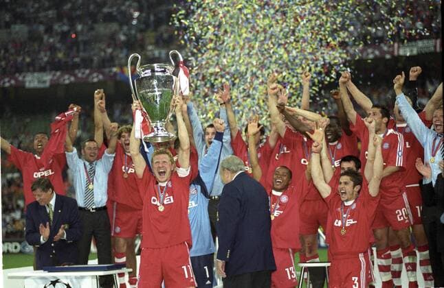 Fußball, FC Bayern München, Champions League Sieger 2001 Champions-League Sieger 2001: FC Bayern München. Stefan Effenberg präsentiert den Pokal. Dahinter die Mannschaft 23.5.2001 in Mailand. HM