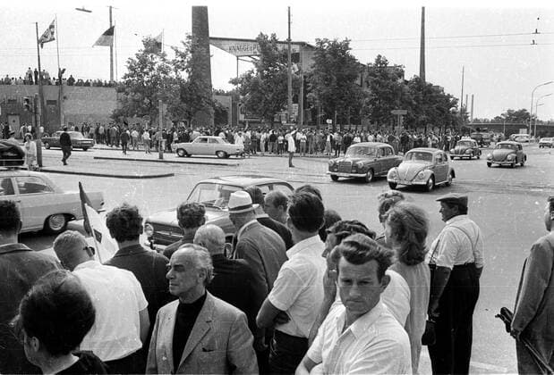 TSV 1860 München - FC Bayern München 14.8.1965. Zahlreiche Fans vor dem Derby an der Kreuzung an der Grünwalder Strasse. HM