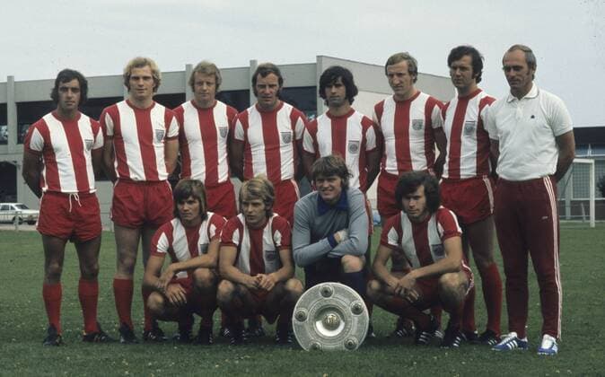 Fußball, FC Bayern München, Deutscher Meister 1972 FC Bayern München Deutscher Meister 1972. oben v.l.: Franz Krauthausen, Uli Hoeneß, Johnny Hansen, Franz -Bulle- Roth, Gerd Müller, Hans Georg -Katsche- Schwarzenbeck, Franz Beckenbauer und Udo Lattek. vorn: Willi Hoffmann, Rainer Zobel, Sepp Maier und Paul Breitner HM