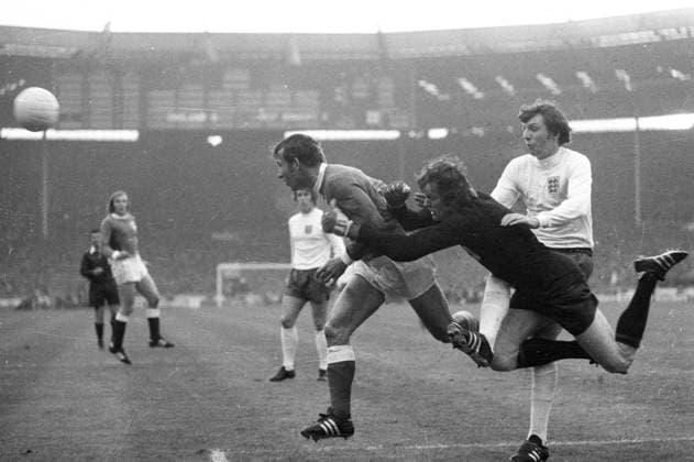 Europameisterschaft 1972 Viertelfinale Hinspiel: England - Deutschland (1:3) 29.4.1972 in Wembley. Horst Dieter Höttges und Torwart Sepp Maier in Aktion vor Martin Peters. HM