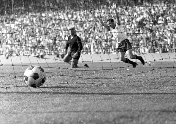 Fußball, Historie, Bayern Münchens erster Bundesliga-Sieg am 21.08.1965 FC Bayern München - Eintacht Frankfurt 2:0 21.8.65 1. Bayern-Tor durch Rainer Ohlhauser. Torwart Dr. Peter Kunter enttaüscht HM
