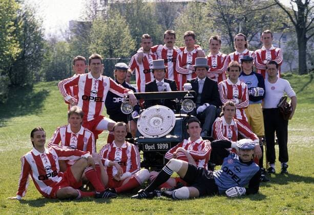 Mannschaftsfoto des FC Bayern München im Mai 1990 nach dem Gewinn der Deutschen Meisterschaft, hi.v.li.: Hans Dieter Flick, Jürgen Kohler, Stefan Reuter, Manfred Schwabl, Ludwig Kögl, Hansi Dorfner, Mitte: Thomas Strunz, Klaus Augenthaler, Torwart Ralf Cordes, Physiotherapeut Alfred Binder, Co Trainer Egon Coordes, Trainer Jupp Heynckes, Radmilo Mihajlovic, Torwart Sven Scheuer, Physiotherapeut Wolfgang Gebhardt, vorn: Olaf Thon, Roland Wohlfarth, Hansi Pflügler, Alan McInally, Roland Grahammer, Torwart Raimond Aumann. HM
