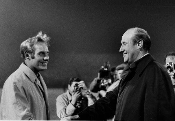 Deutschland-Schottland 3:2 22.10.1969 in Hamburg. Bundestrainer Helmut Schön (re.) begrüsst Nationaltrainer Robert Brown (Schottland). HM